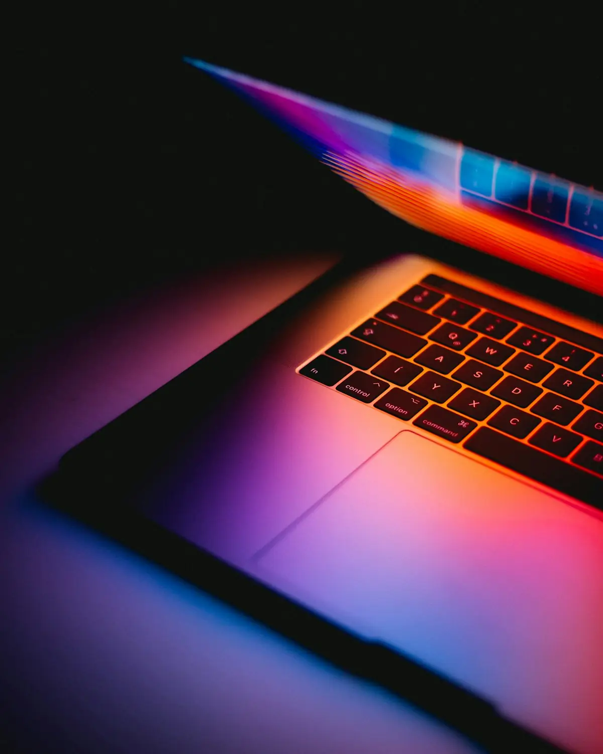 Laptop dengan cahaya tombol berwarna — metafora keamanan digital