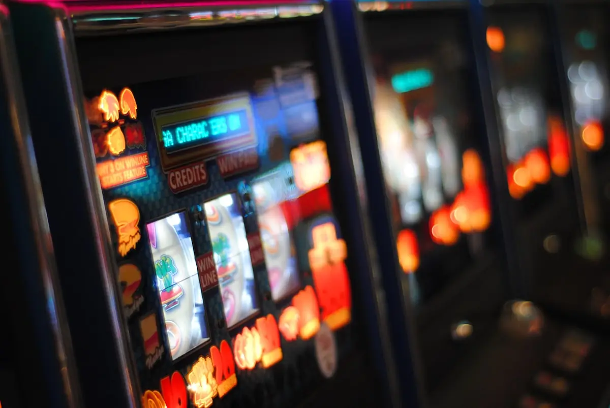 Tampilan gulungan slot dengan simbol buah