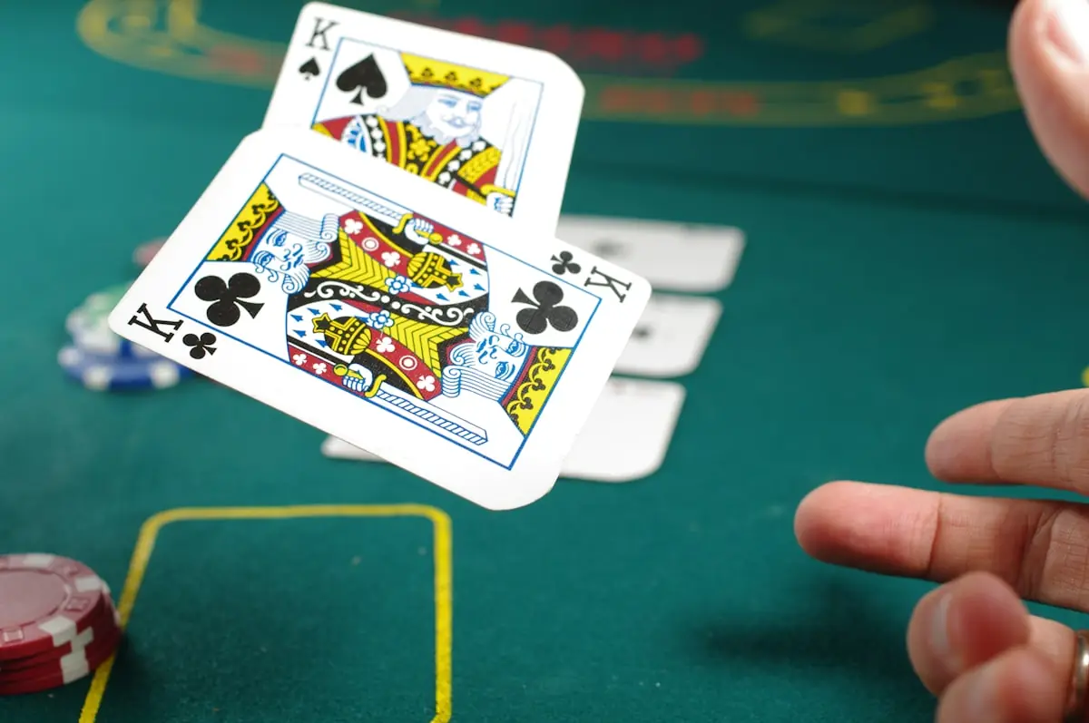 Pemain memandang kartu di meja poker