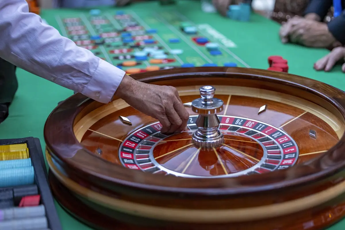 Pemain mengikuti putaran roulette di meja live casino