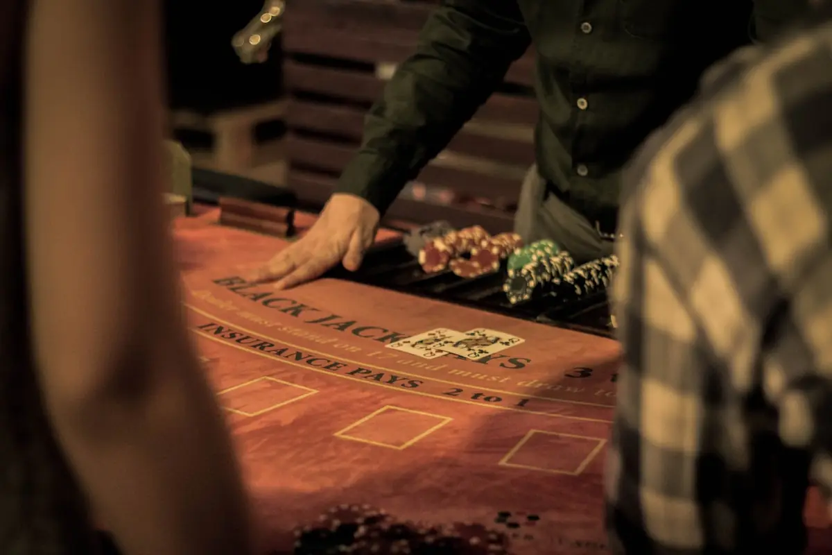 Pemain mempertimbangkan kartu di meja poker