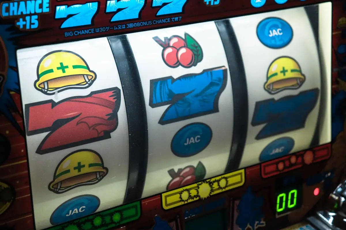 Mesin slot digital dengan tampilan klasik tiga angka tujuh