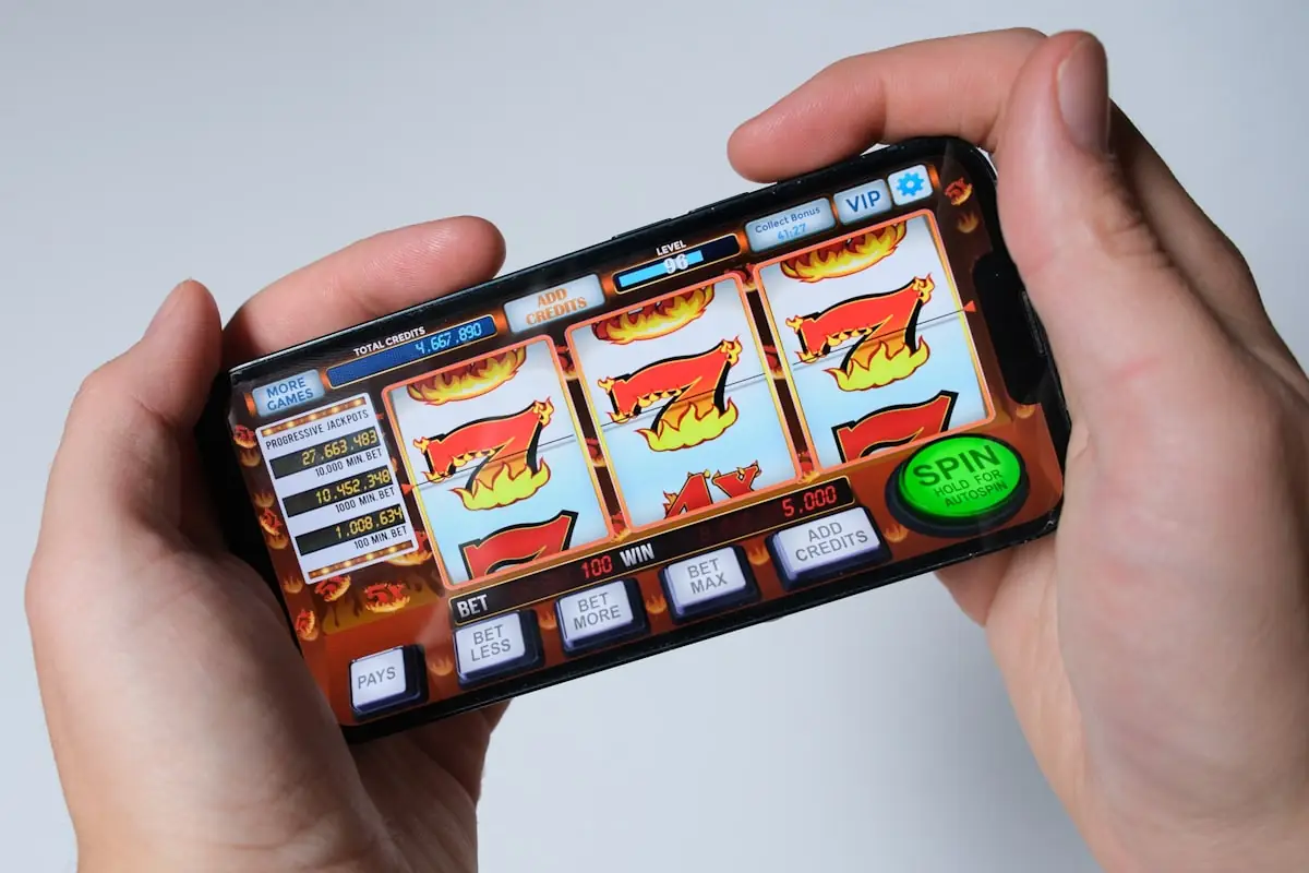 Seseorang bermain slot dari ponsel — momen khas pemain baru